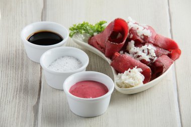 beyaz zemin üzerine lezzetli et