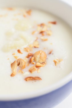 parlak zemin üzerine lezzetli çorba