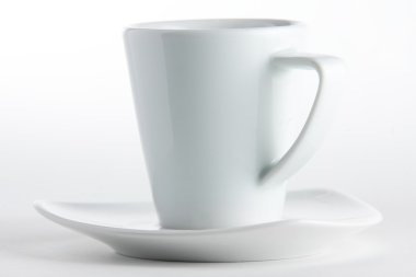 beyaz zemin üzerine bir fincan kahve