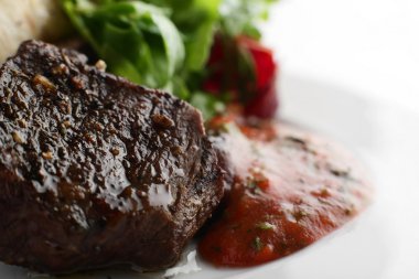 beyaz zemin üzerine lezzetli et