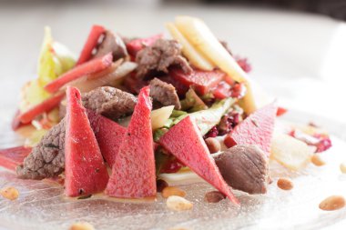 beyaz zemin üzerine lezzetli et