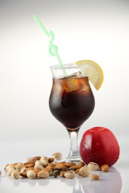 taze ve soğuk beyaz zemin üzerine kokteyl