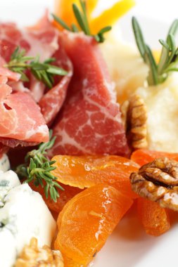 beyaz zemin üzerine lezzetli et