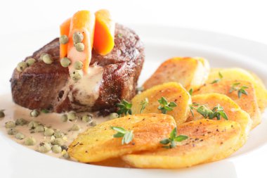 beyaz zemin üzerine lezzetli et