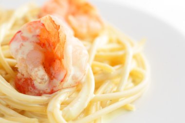 Beyaz arka planda İtalyan makarnası