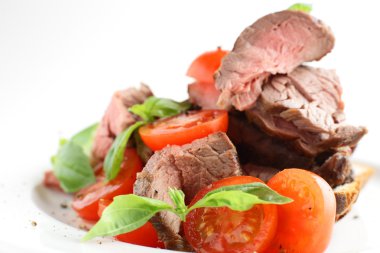 beyaz zemin üzerine lezzetli et