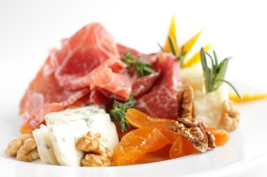 beyaz zemin üzerine lezzetli et