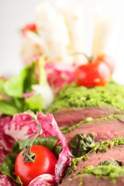 beyaz zemin üzerine lezzetli et