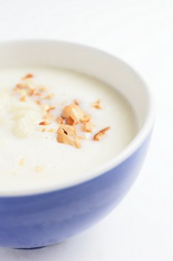 parlak zemin üzerine lezzetli çorba