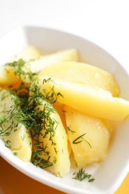 Beyaz çanak üzerinde fırında patates