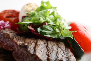 beyaz zemin üzerine lezzetli et