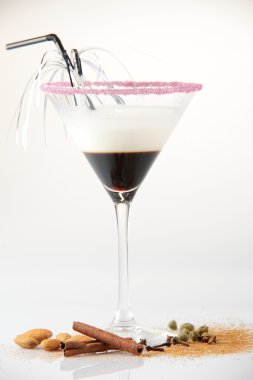 taze ve soğuk beyaz zemin üzerine kokteyl