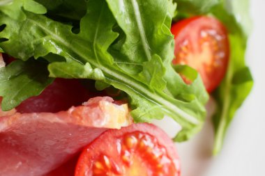 beyaz zemin üzerine lezzetli et