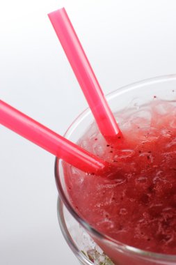 taze ve soğuk beyaz zemin üzerine kokteyl