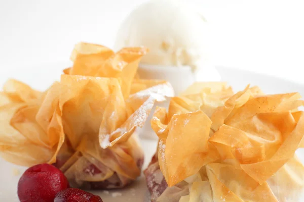 Savoureuse paix de gâteau dans un plat blanc — Photo