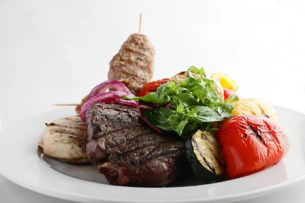 Carne sabrosa sobre fondo blanco — Foto de Stock