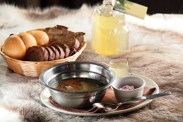 Ryska varm soppa med bröd och hem alkohol — Stockfoto