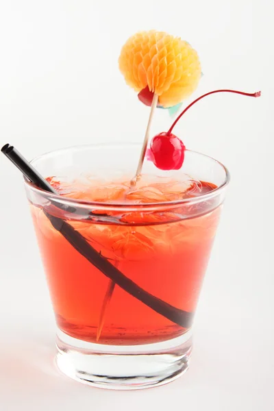 Färska och kyla cocktail på vit bakgrund — Stockfoto