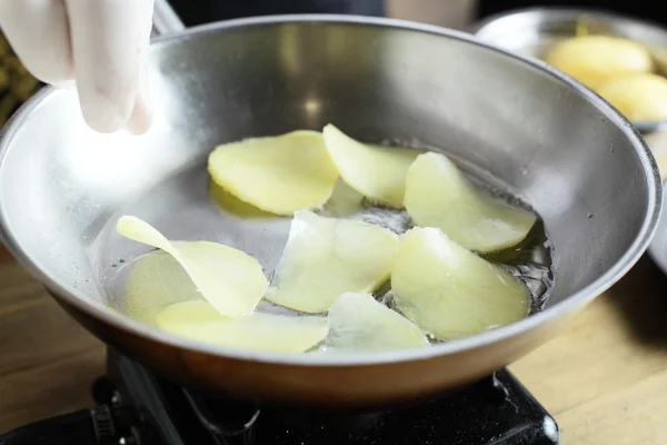 Процес приготування їжі на кухні — стокове фото