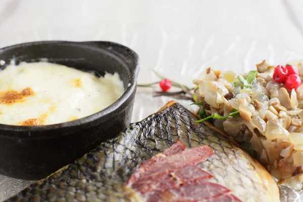Вкусная жареная рыба с картофельным пюре — стоковое фото