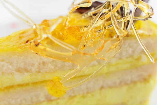 白い皿にケーキのおいしい平和 — ストック写真