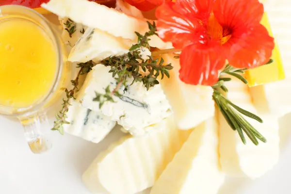 Prato de queijo do restaurante europeu — Fotografia de Stock