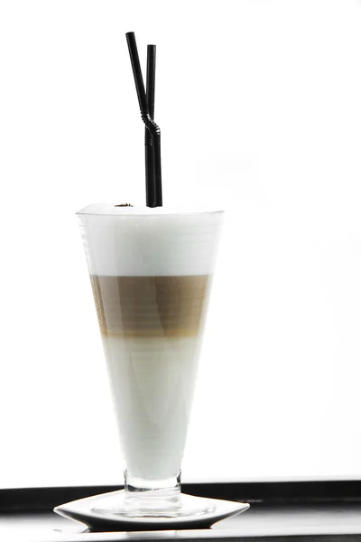 Káva v šálku na bílém pozadí — Stock fotografie