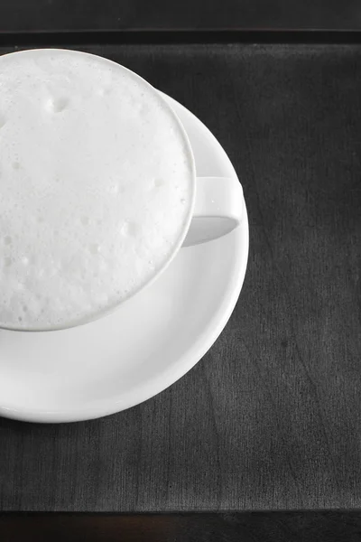 흰색 바탕에 컵에 커피 — 스톡 사진