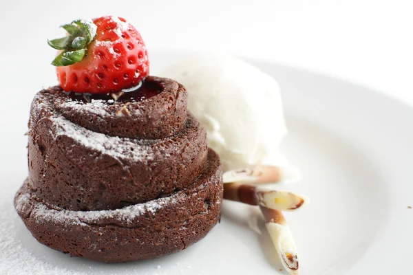 Savoureuse paix de gâteau dans un plat blanc — Photo