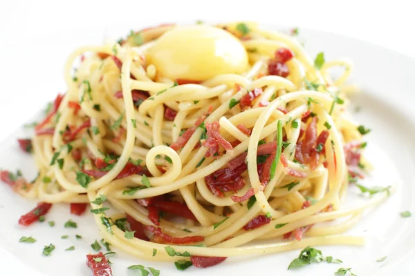 Italienische Pasta auf weißem Hintergrund — Stockfoto