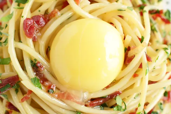 Italienische Pasta auf weißem Hintergrund — Stockfoto