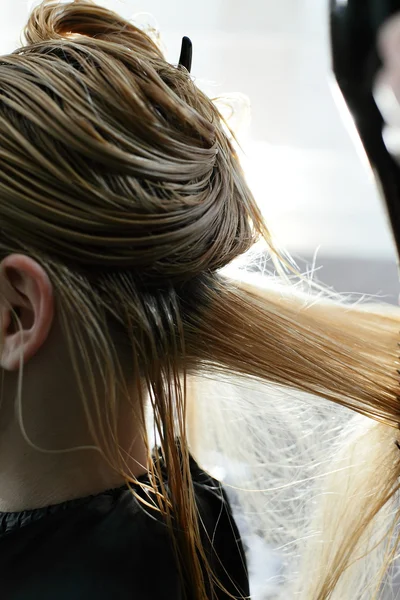 Corte de cabelo menina no salão de beleza — Fotografia de Stock