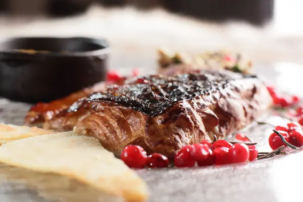 Gebakken zalm met veenbessen en saus — Stockfoto