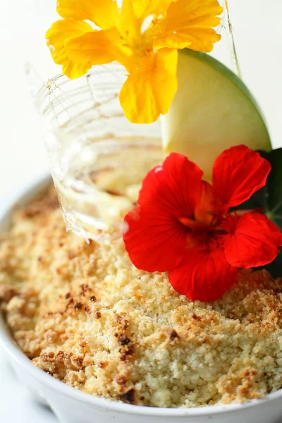 Jablečný koláč rozpadat s květinami — Stock fotografie