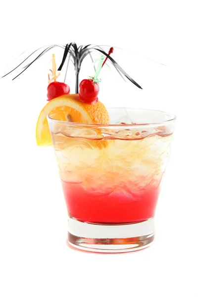 Cocktail fresco e frio no fundo branco — Fotografia de Stock