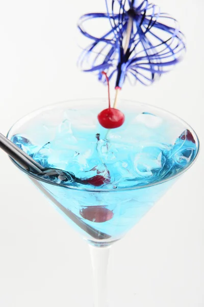 Cocktail frais et froid sur fond blanc — Photo