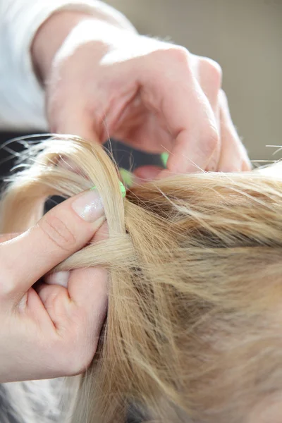 Mädchen Haare schneiden im Schönheitssalon — Stockfoto