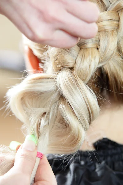 Meisje haar knippen in beauty salon — Stockfoto