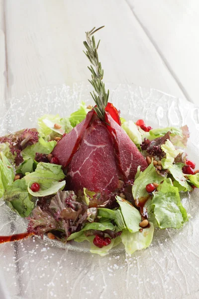 Carne saborosa no fundo branco — Fotografia de Stock