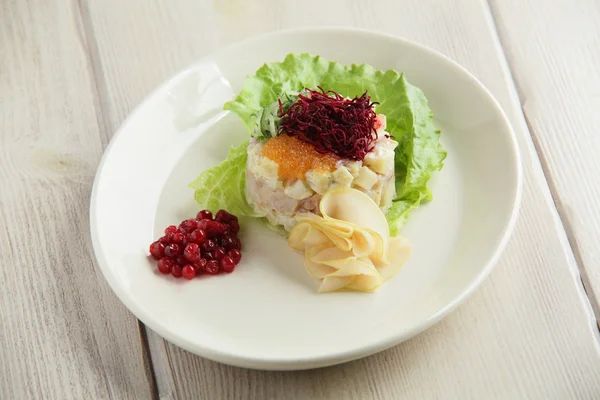 Beyaz tabakta tuzlu balık salatası — Stok fotoğraf