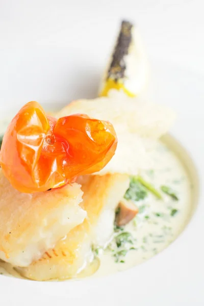 흰색 접시에 토마토와 튀긴된 생선 — 스톡 사진