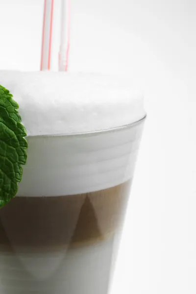 Café en una taza sobre fondo blanco — Foto de Stock