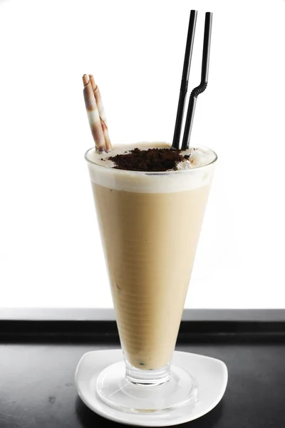 白い背景の上のカップにコーヒー — Stockfoto