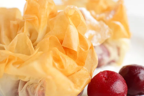 Smakelijke vrede van cake in witte schotel — Stockfoto