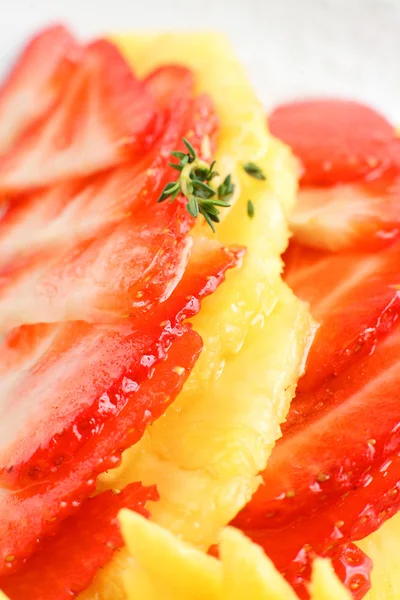 Close up van aardbei en ananas — Stockfoto