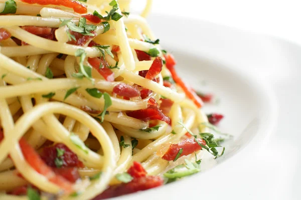 Italiaanse pasta op witte achtergrond — Stockfoto