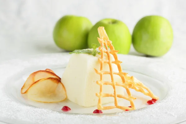 Savoureuse paix de gâteau dans un plat blanc — Photo