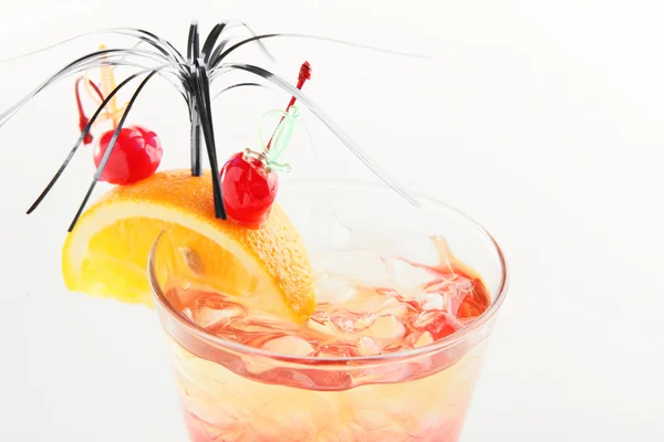 Cocktail fresco e freddo su sfondo bianco — Foto Stock