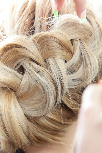 Fille cheveux coupés dans le salon de beauté — Photo