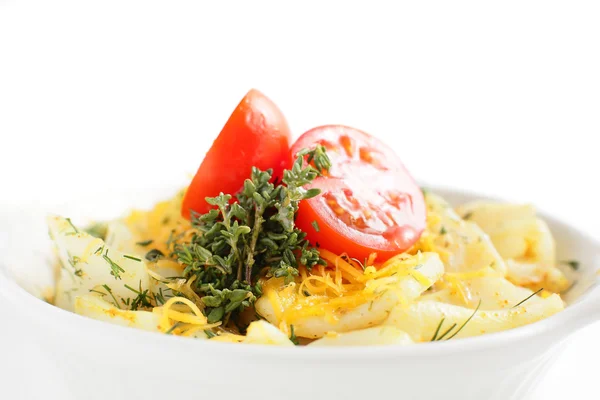 Pasta al formaggio con pomodoro ed erbe aromatiche — Foto Stock